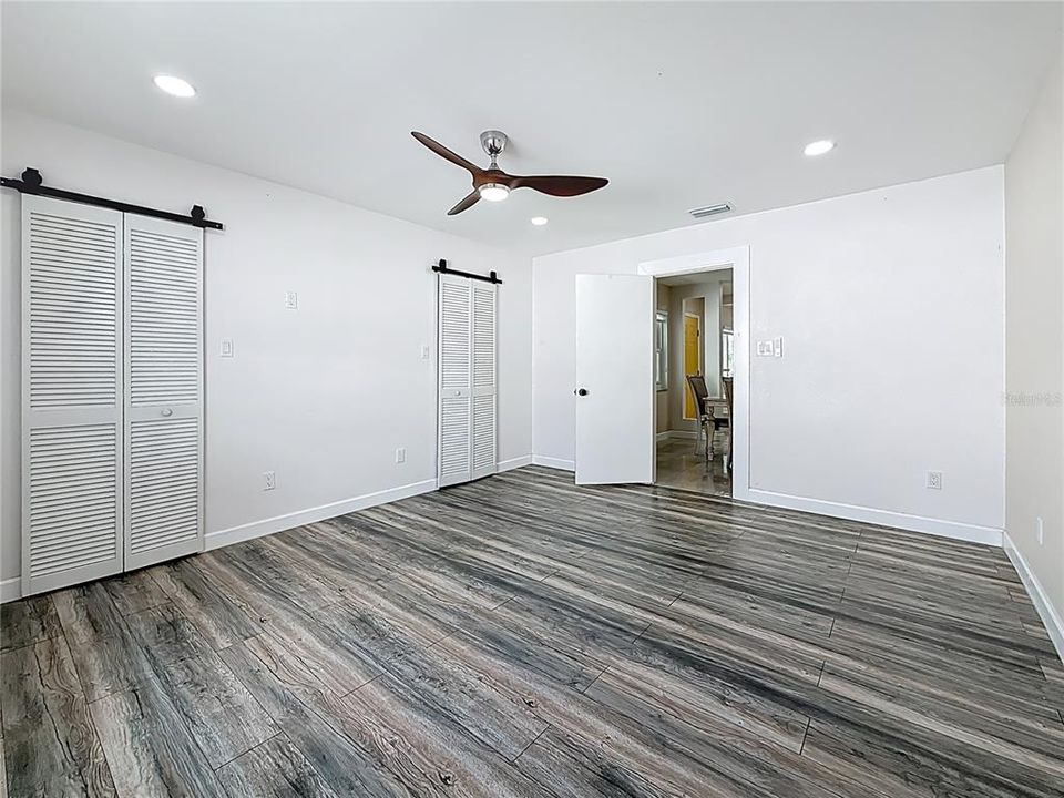 合同活跃: $389,900 (3 贝兹, 2 浴室, 1196 平方英尺)