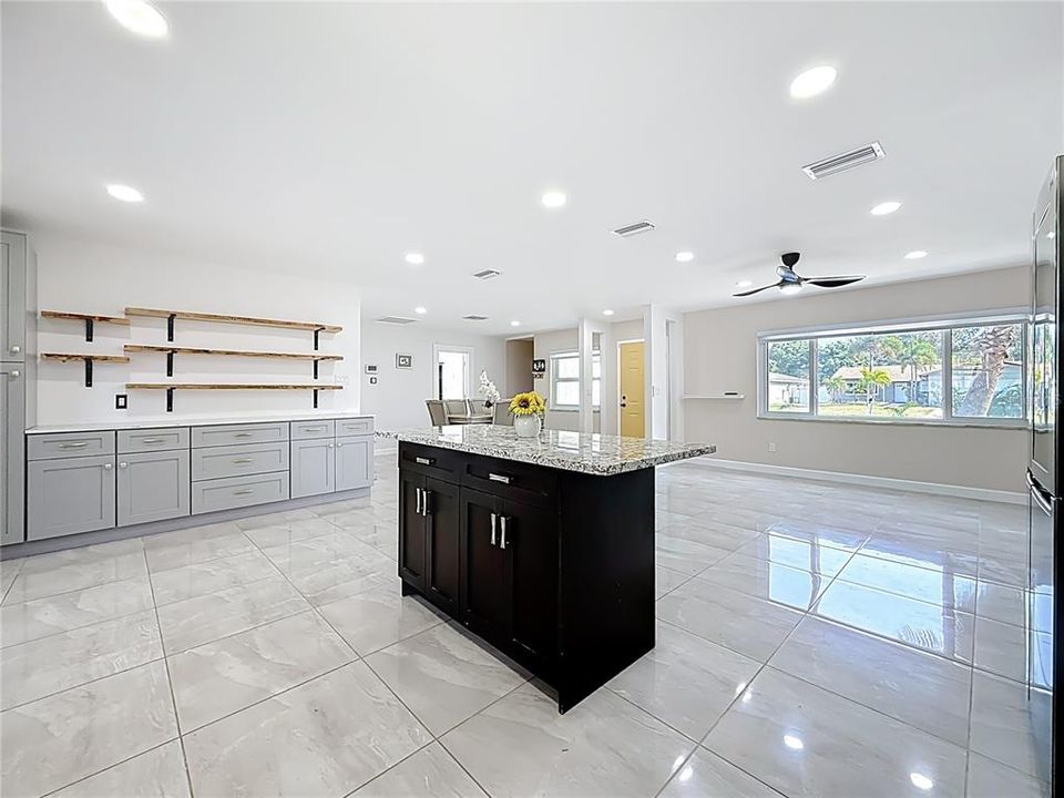 合同活跃: $389,900 (3 贝兹, 2 浴室, 1196 平方英尺)