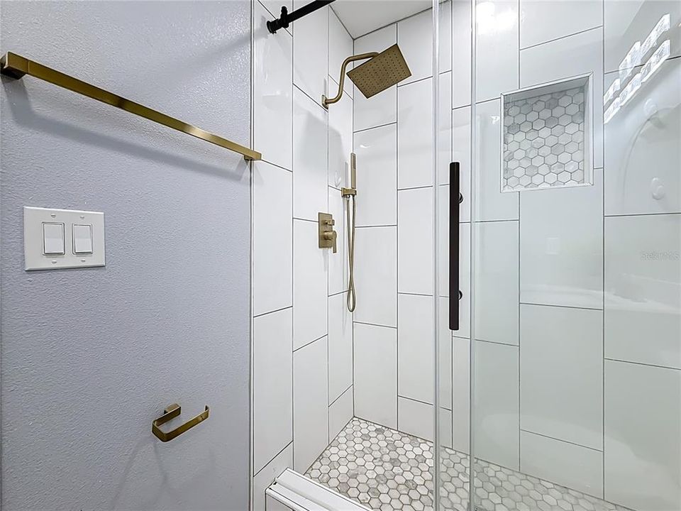 合同活跃: $389,900 (3 贝兹, 2 浴室, 1196 平方英尺)