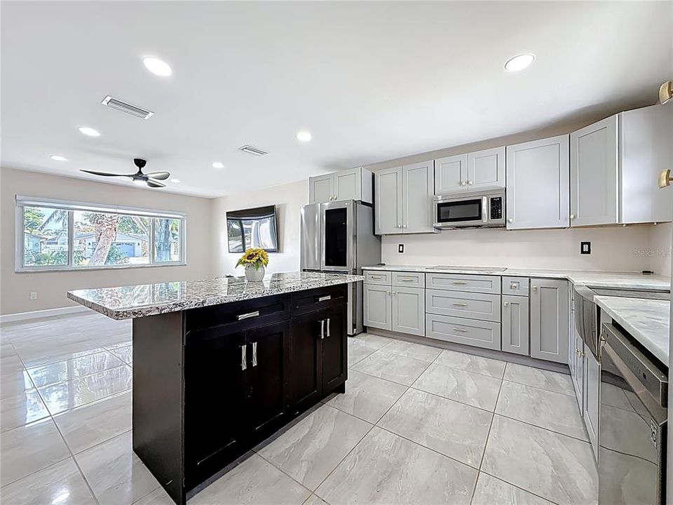 合同活跃: $389,900 (3 贝兹, 2 浴室, 1196 平方英尺)