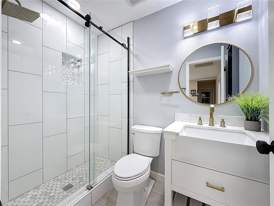 合同活跃: $389,900 (3 贝兹, 2 浴室, 1196 平方英尺)