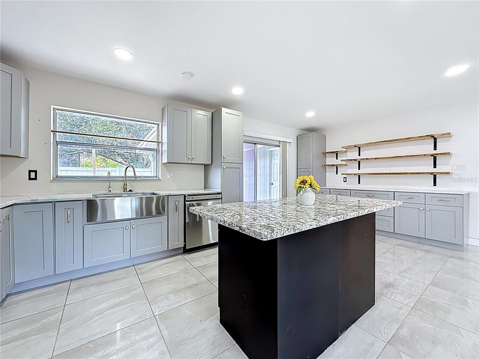 合同活跃: $389,900 (3 贝兹, 2 浴室, 1196 平方英尺)