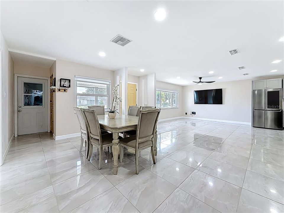 合同活跃: $389,900 (3 贝兹, 2 浴室, 1196 平方英尺)