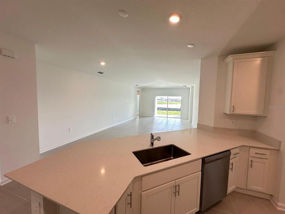 En Renta: $2,499 (4 camas, 2 baños, 1713 Pies cuadrados)