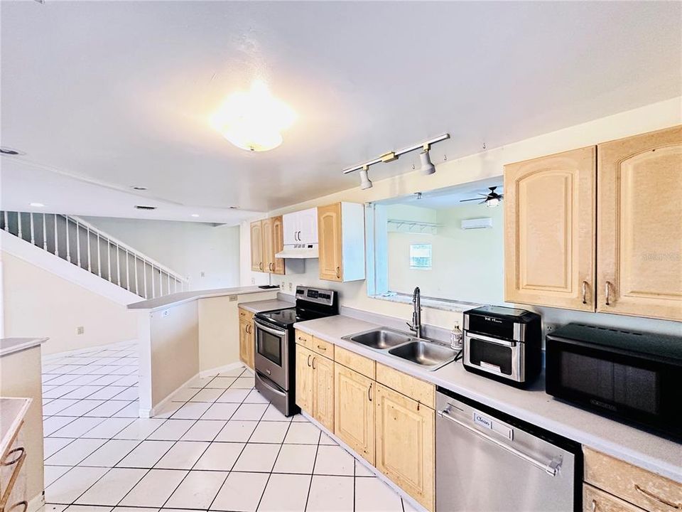 Active With Contract: $575,000 (6 beds, 4 baths, 2926 Square Feet)