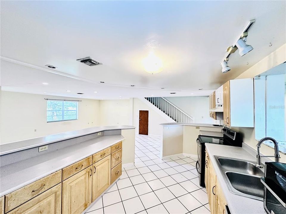 Active With Contract: $575,000 (6 beds, 4 baths, 2926 Square Feet)