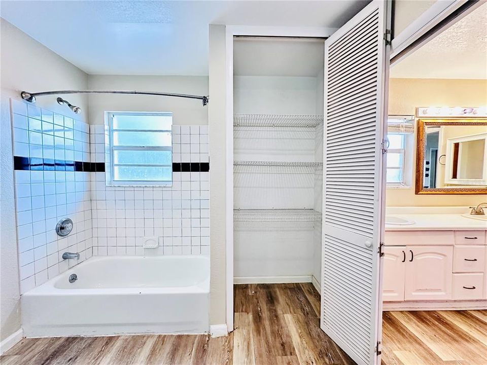 Active With Contract: $575,000 (6 beds, 4 baths, 2926 Square Feet)