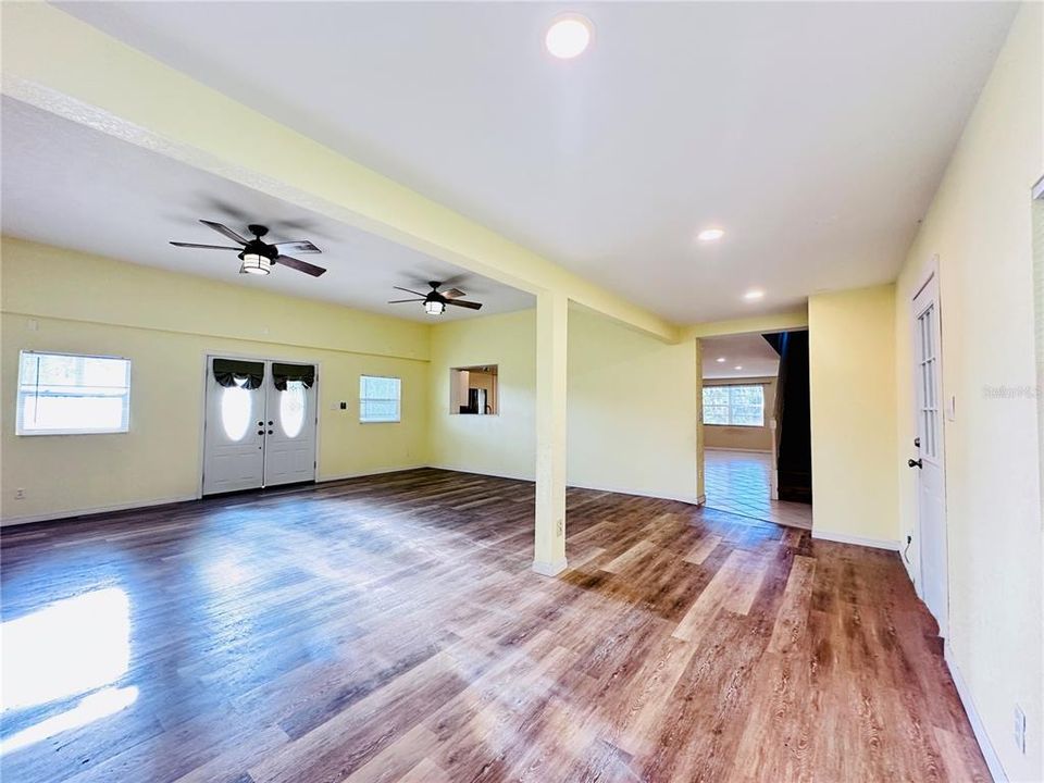 Active With Contract: $575,000 (6 beds, 4 baths, 2926 Square Feet)