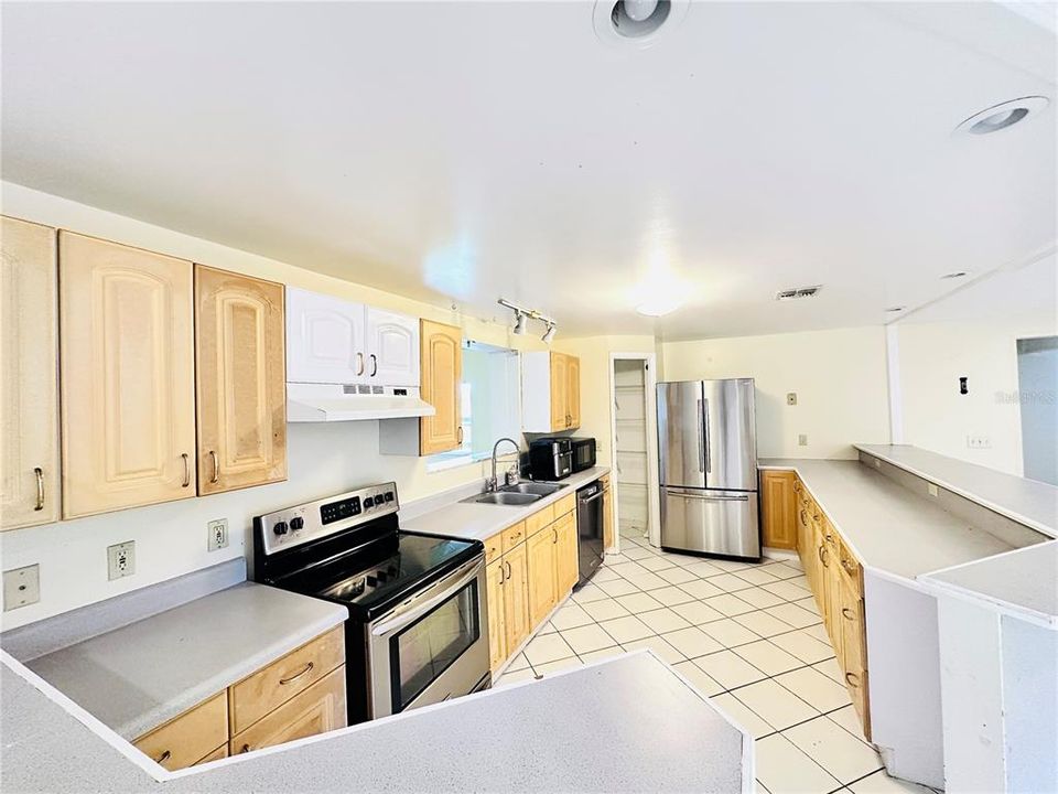 Active With Contract: $575,000 (6 beds, 4 baths, 2926 Square Feet)