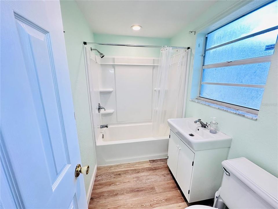 Active With Contract: $575,000 (6 beds, 4 baths, 2926 Square Feet)