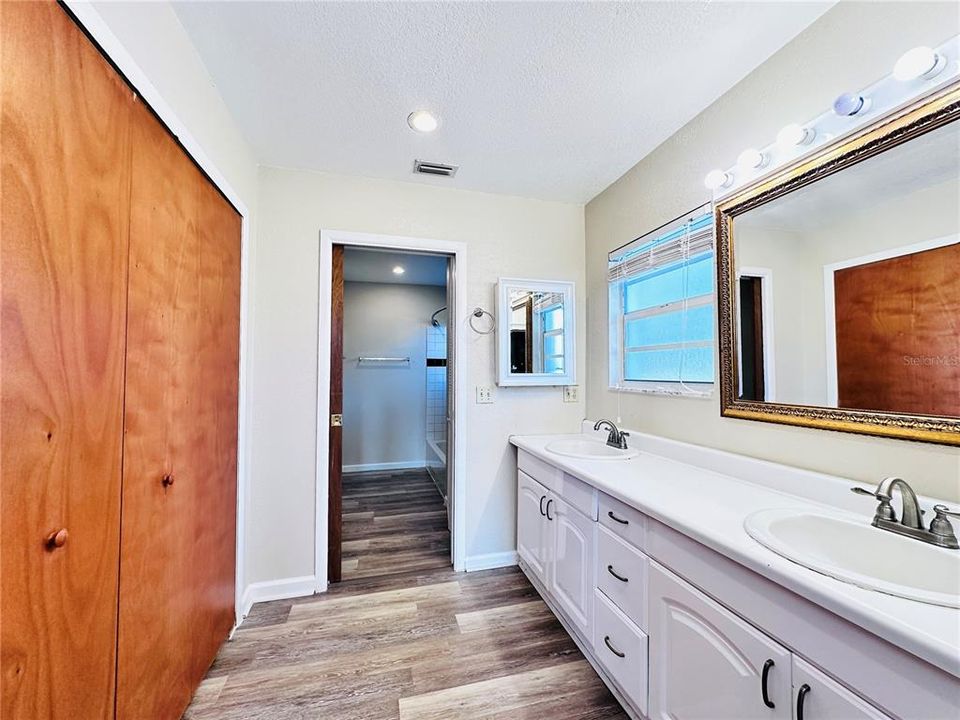 Active With Contract: $575,000 (6 beds, 4 baths, 2926 Square Feet)