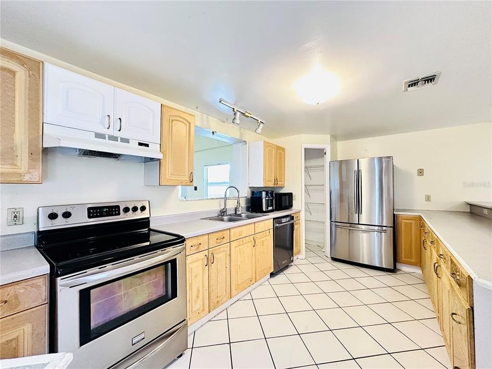 Active With Contract: $575,000 (6 beds, 4 baths, 2926 Square Feet)