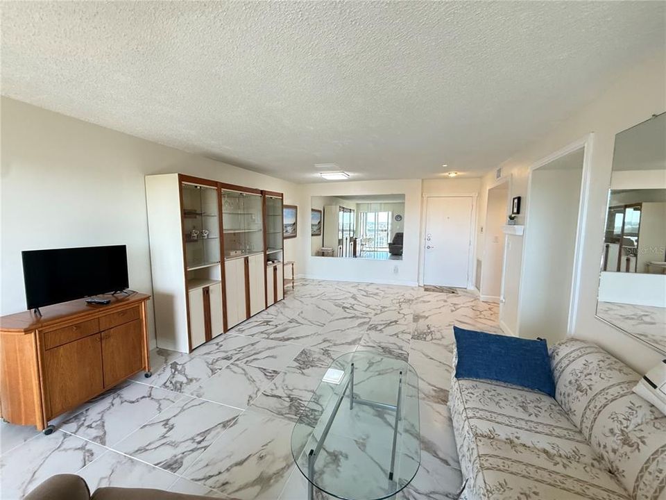 出租: $1,445 (1 贝兹, 1 浴室, 720 平方英尺)