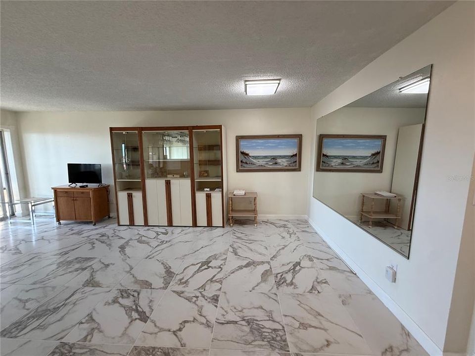 出租: $1,445 (1 贝兹, 1 浴室, 720 平方英尺)