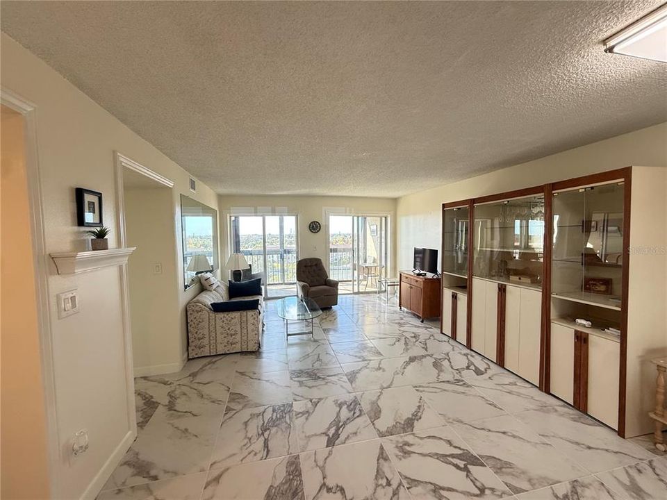 出租: $1,445 (1 贝兹, 1 浴室, 720 平方英尺)