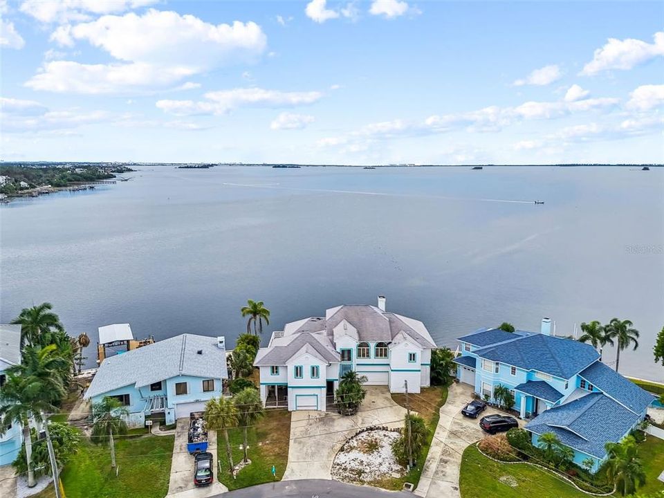 Под контрактом: $1,295,000 (4 спален, 4 ванн, 3166 Квадратных фут)