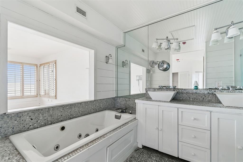 Под контрактом: $1,295,000 (4 спален, 4 ванн, 3166 Квадратных фут)