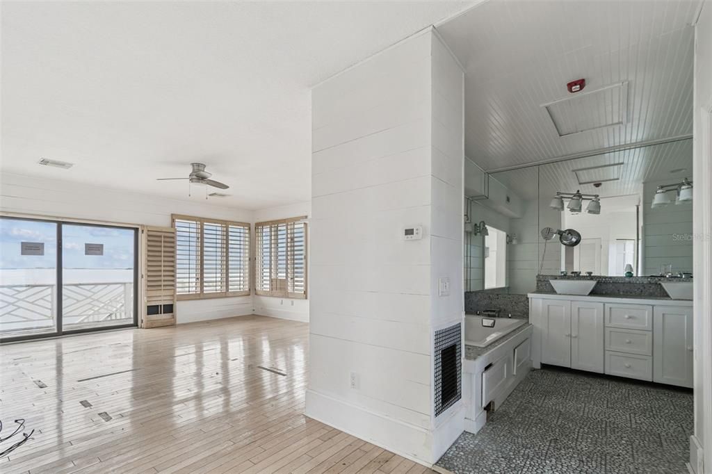 Под контрактом: $1,295,000 (4 спален, 4 ванн, 3166 Квадратных фут)