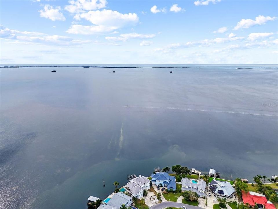 Под контрактом: $1,295,000 (4 спален, 4 ванн, 3166 Квадратных фут)