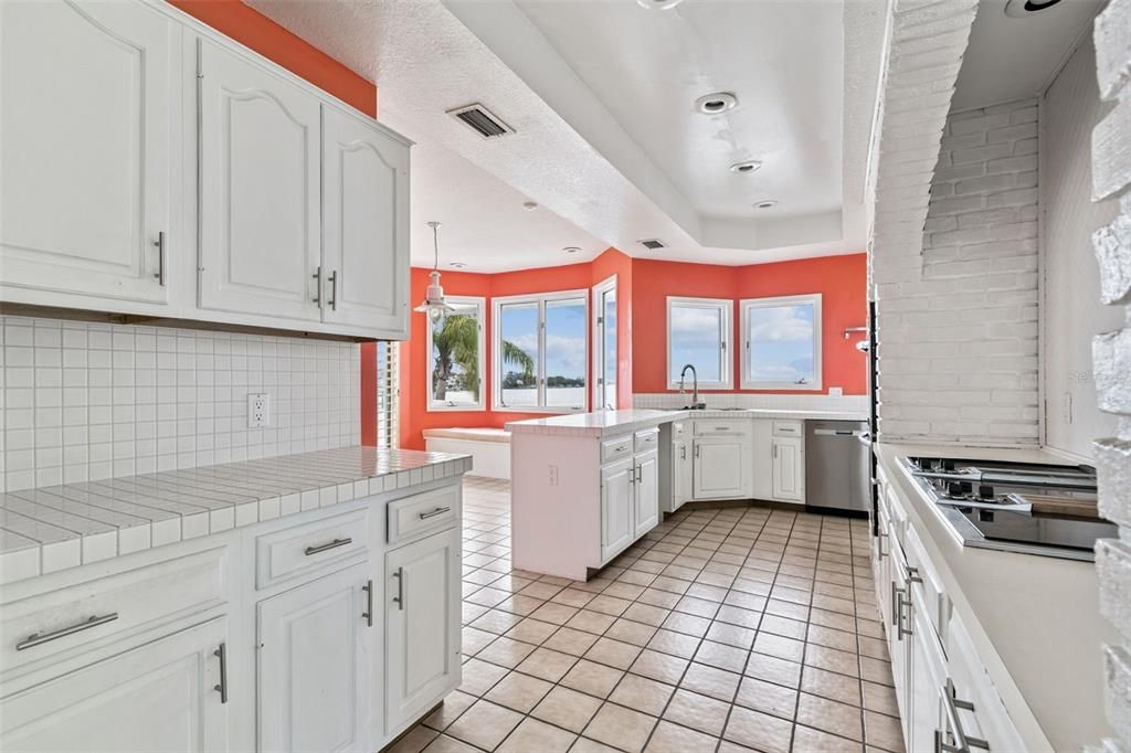 Под контрактом: $1,295,000 (4 спален, 4 ванн, 3166 Квадратных фут)