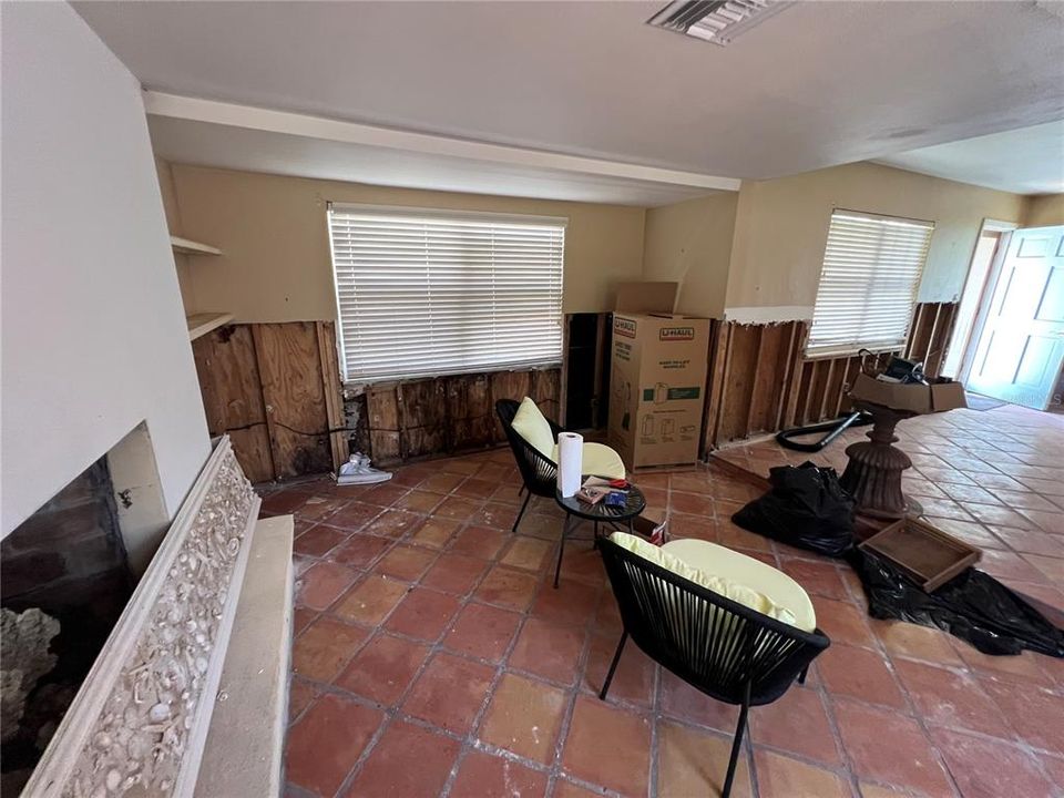 For Sale: $380,000 (2 beds, 1 baths, 1100 Square Feet)