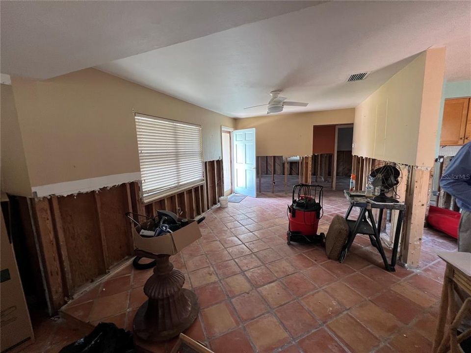 For Sale: $380,000 (2 beds, 1 baths, 1100 Square Feet)