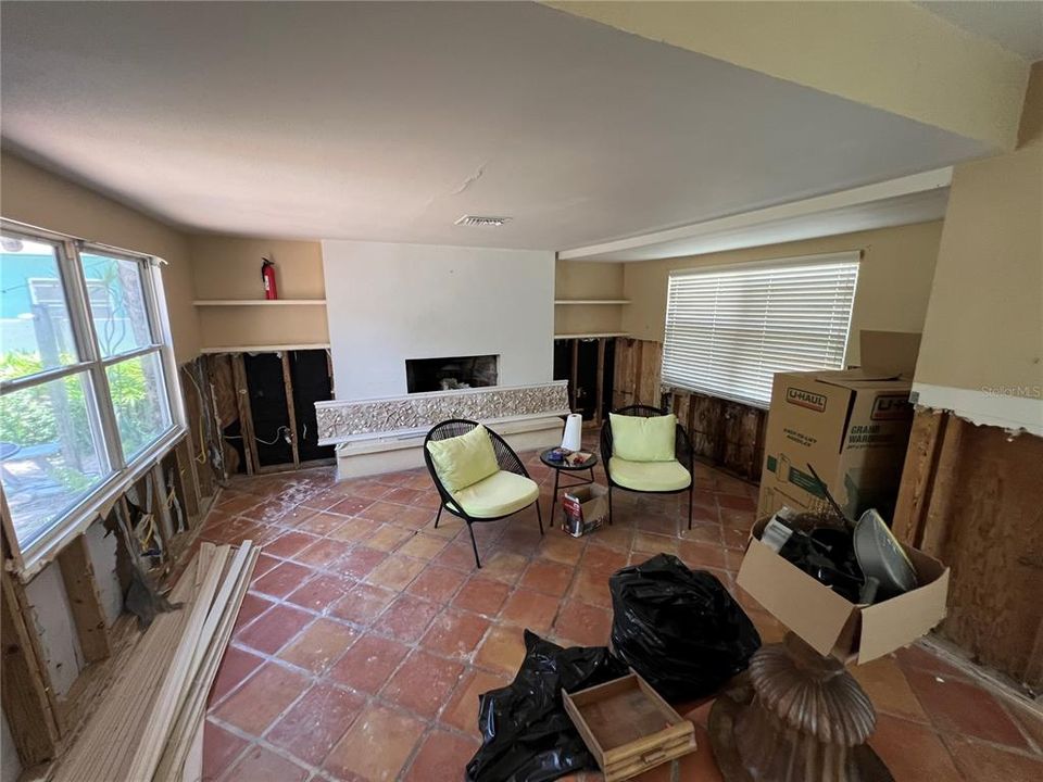 For Sale: $380,000 (2 beds, 1 baths, 1100 Square Feet)