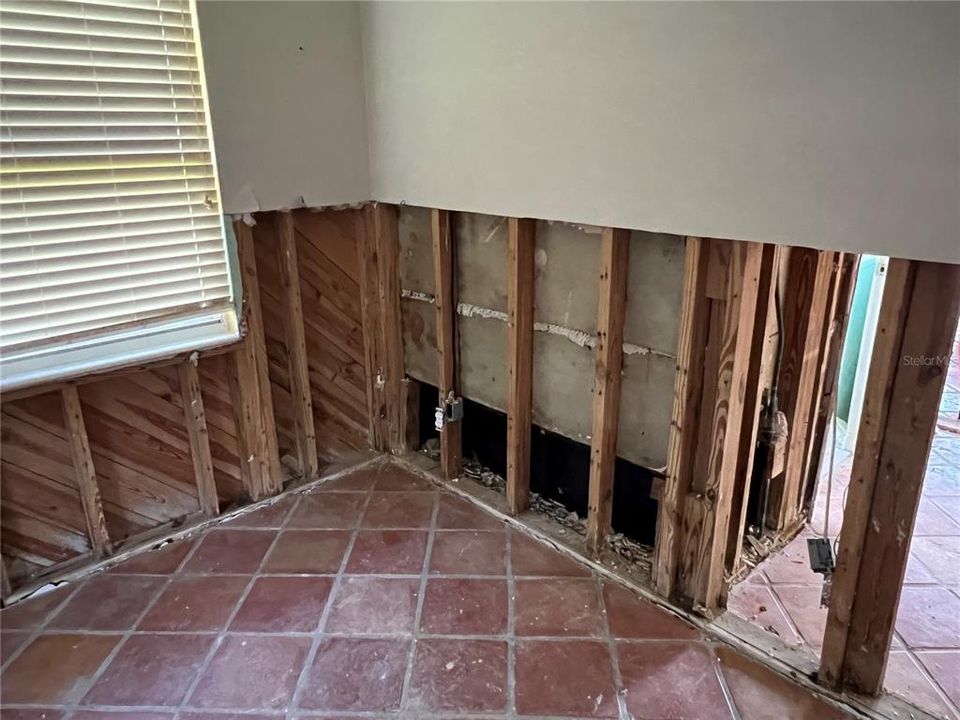 For Sale: $380,000 (2 beds, 1 baths, 1100 Square Feet)