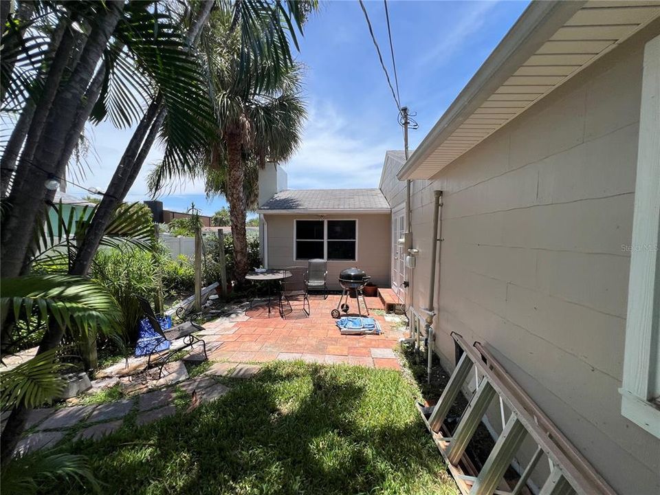 For Sale: $380,000 (2 beds, 1 baths, 1100 Square Feet)