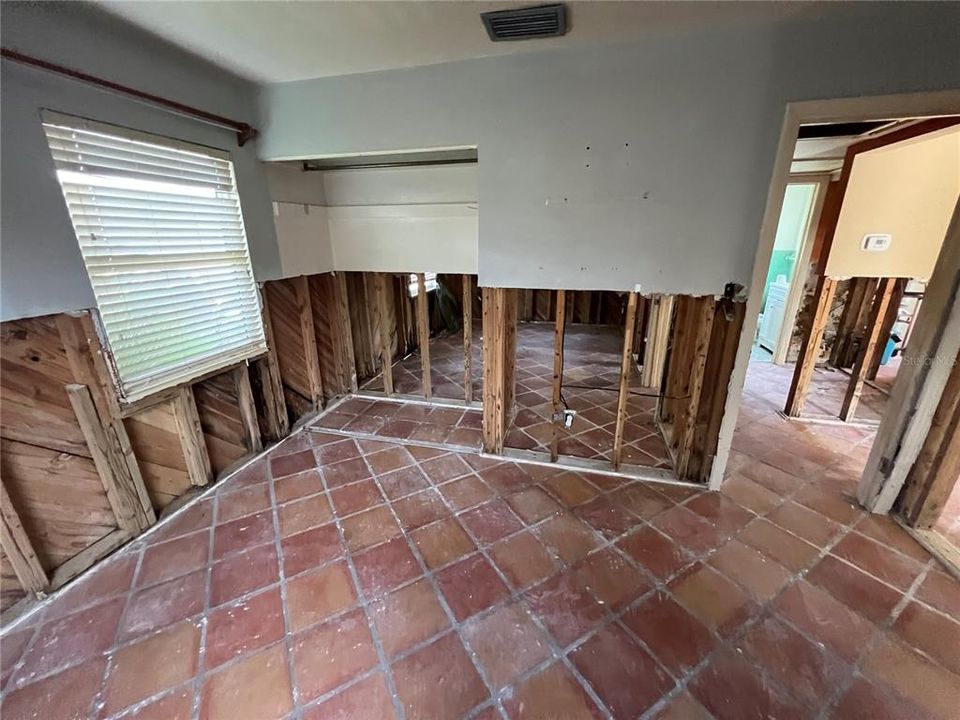 For Sale: $380,000 (2 beds, 1 baths, 1100 Square Feet)