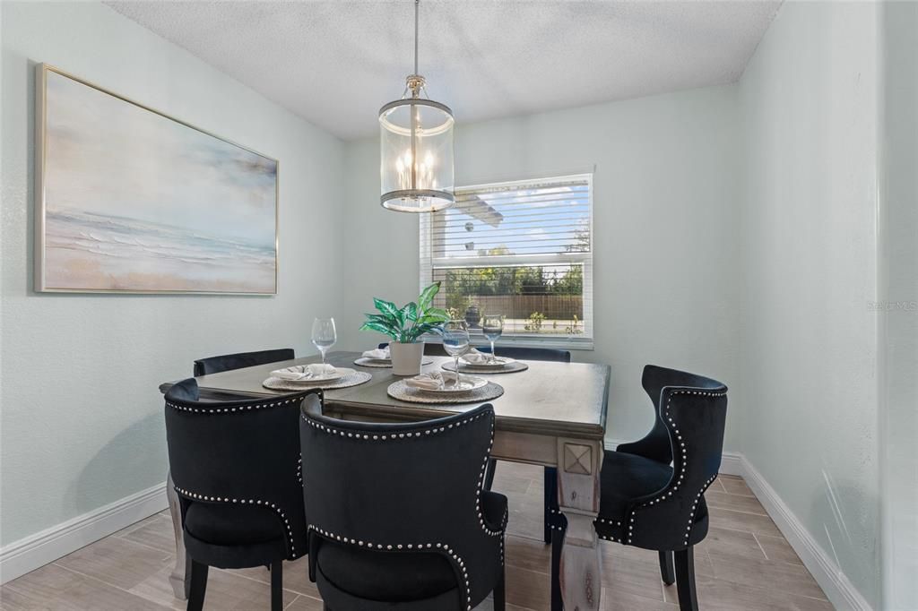 Под контрактом: $384,900 (3 спален, 2 ванн, 1471 Квадратных фут)