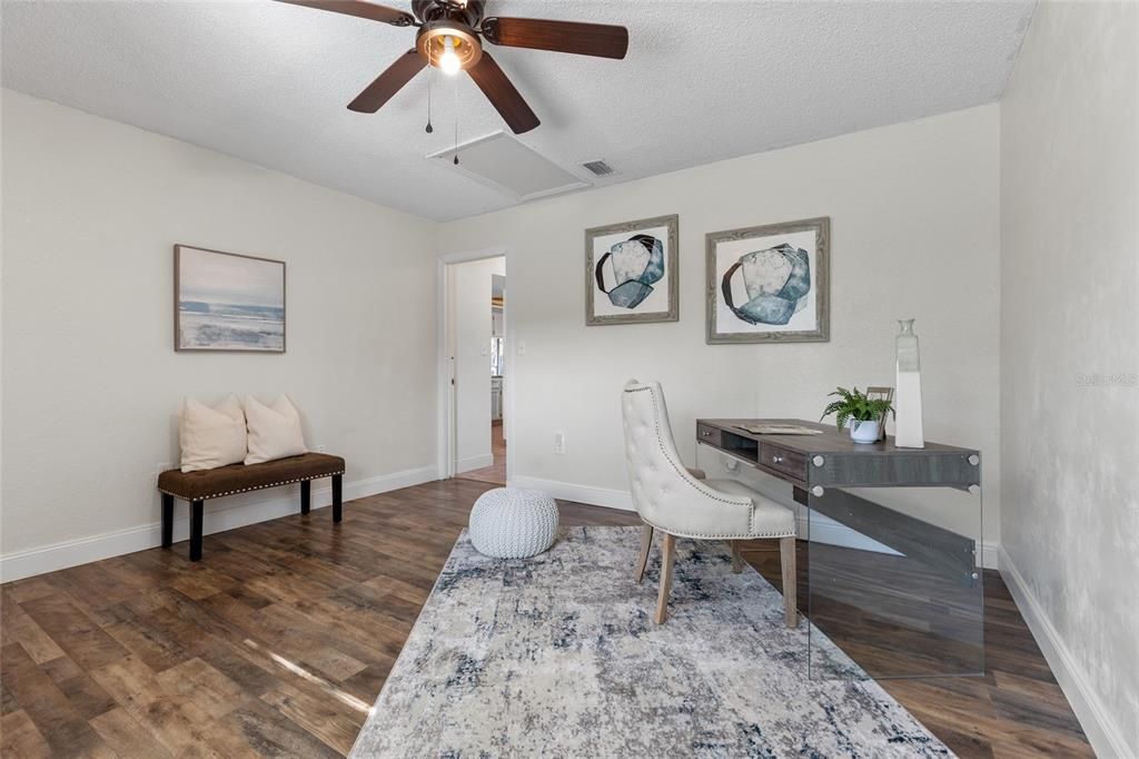 Под контрактом: $384,900 (3 спален, 2 ванн, 1471 Квадратных фут)