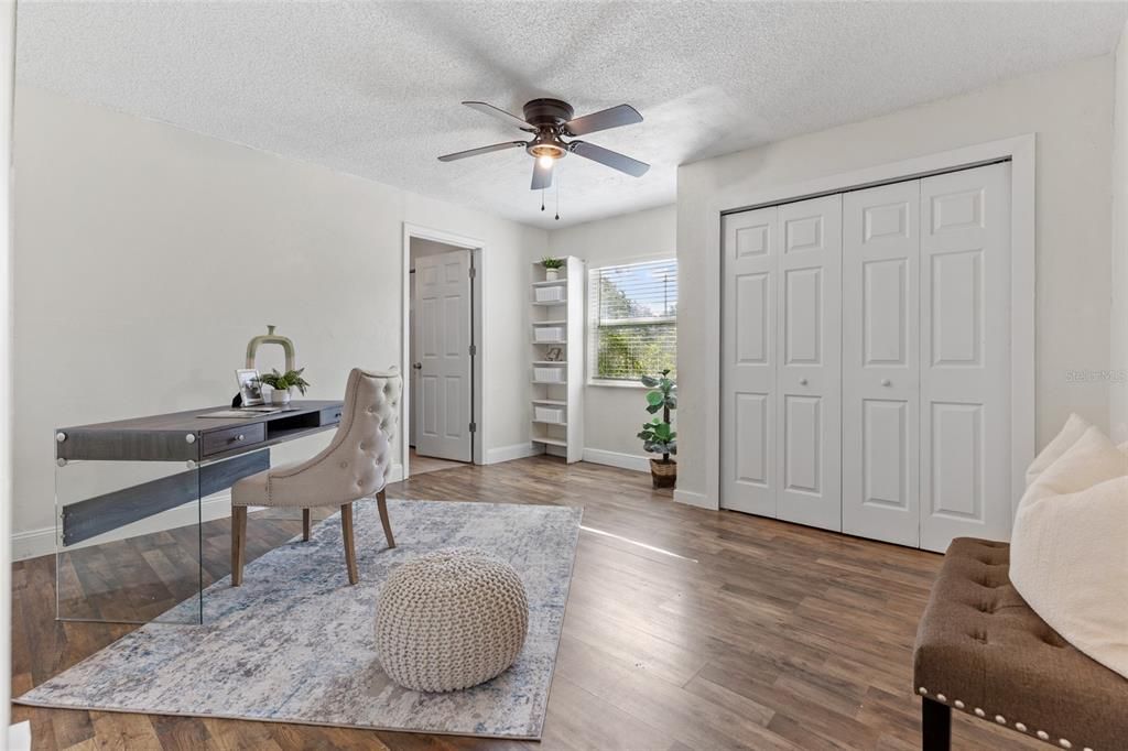 Под контрактом: $384,900 (3 спален, 2 ванн, 1471 Квадратных фут)