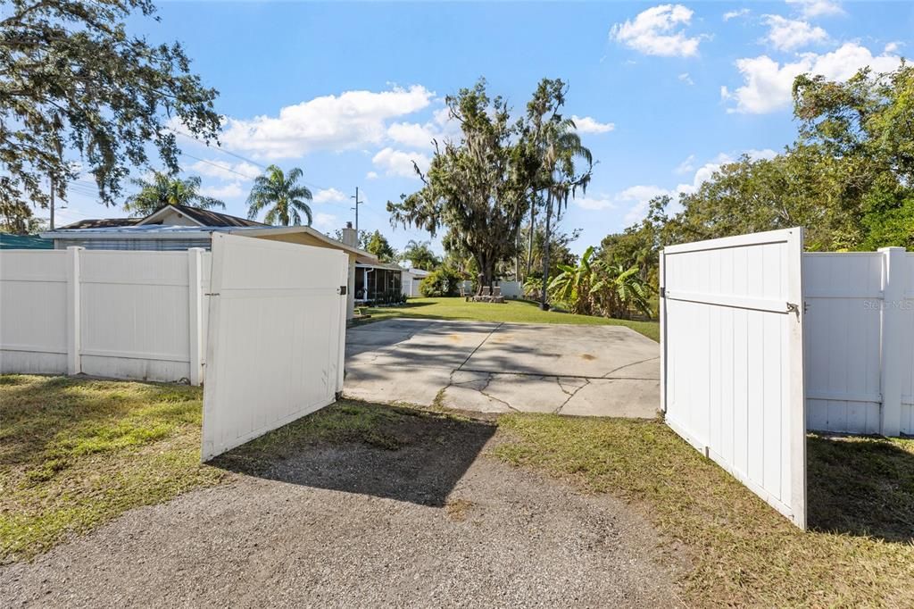 Под контрактом: $384,900 (3 спален, 2 ванн, 1471 Квадратных фут)