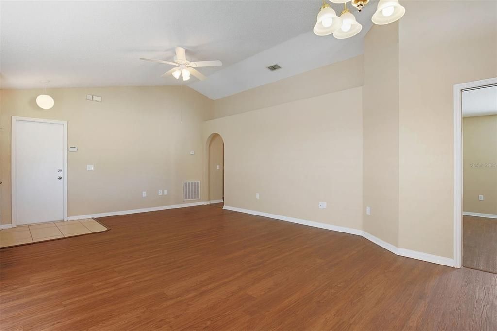 Active With Contract: $284,900 (3 beds, 2 baths, 1303 Square Feet)