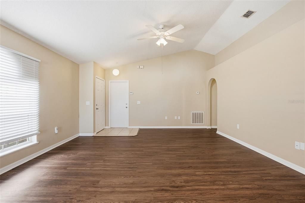 Active With Contract: $284,900 (3 beds, 2 baths, 1303 Square Feet)