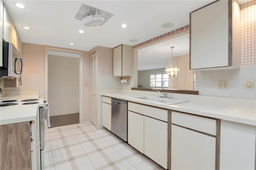 Activo con contrato: $288,000 (2 camas, 2 baños, 2153 Pies cuadrados)