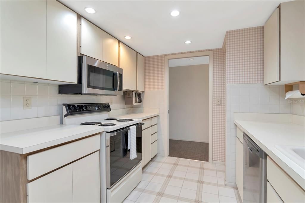 Activo con contrato: $288,000 (2 camas, 2 baños, 2153 Pies cuadrados)