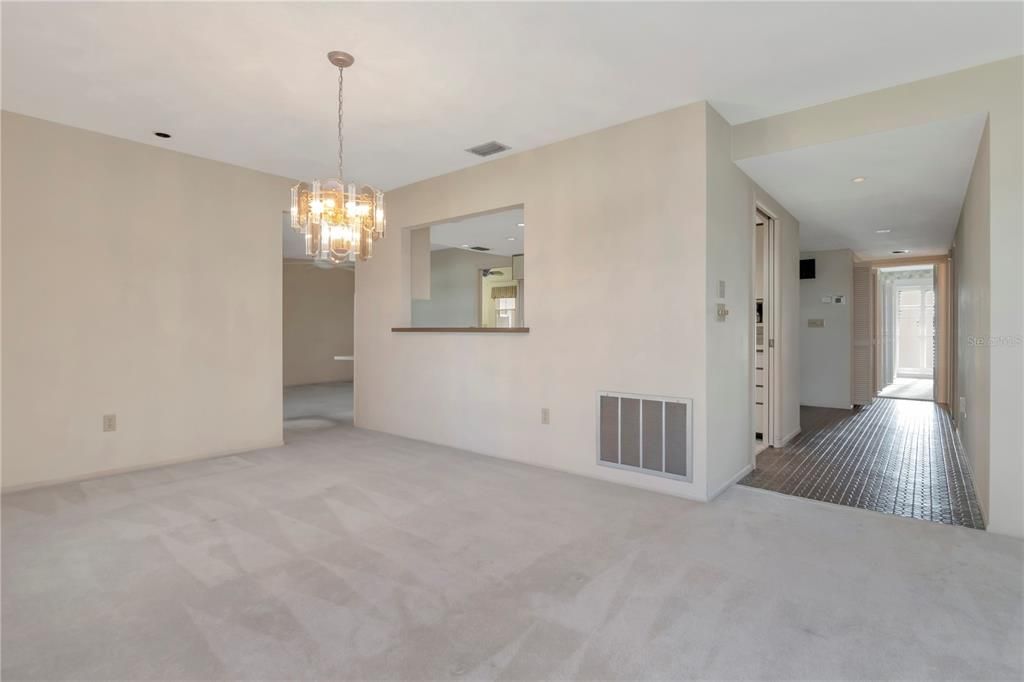 Activo con contrato: $288,000 (2 camas, 2 baños, 2153 Pies cuadrados)