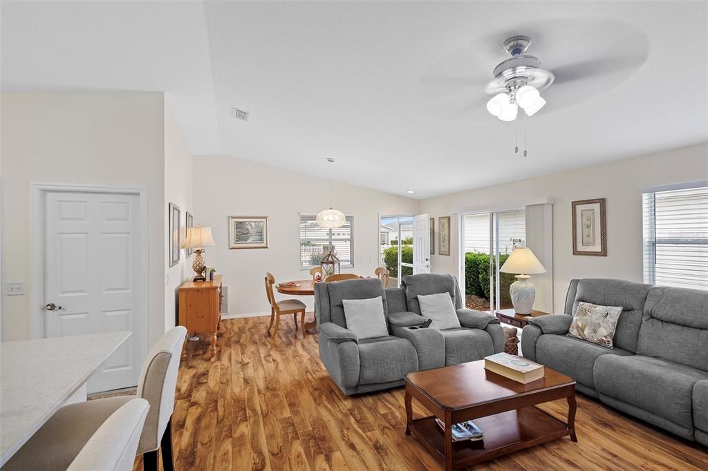 Active With Contract: $275,000 (2 beds, 2 baths, 1156 Square Feet)