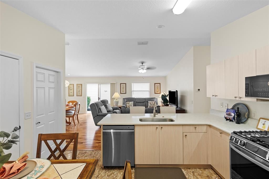 Active With Contract: $275,000 (2 beds, 2 baths, 1156 Square Feet)