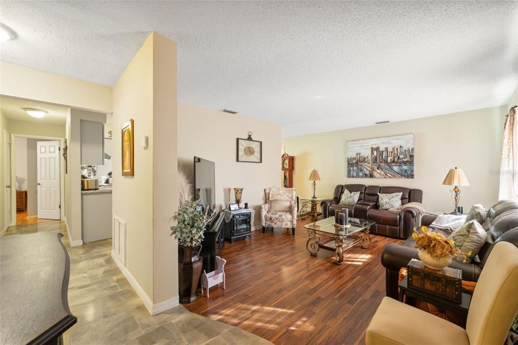 En Venta: $330,000 (3 camas, 2 baños, 1404 Pies cuadrados)