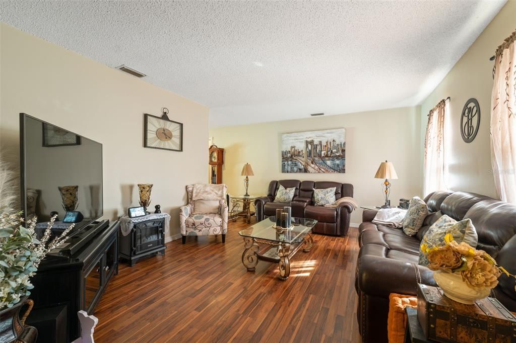 En Venta: $330,000 (3 camas, 2 baños, 1404 Pies cuadrados)