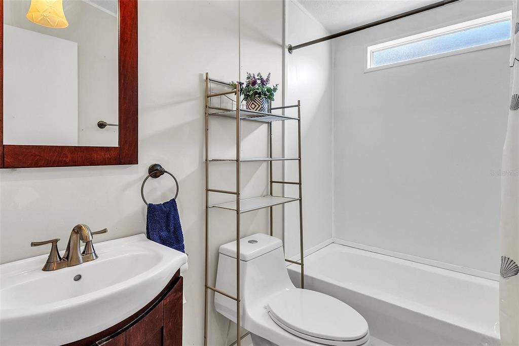 На продажу: $230,000 (4 спален, 2 ванн, 1782 Квадратных фут)