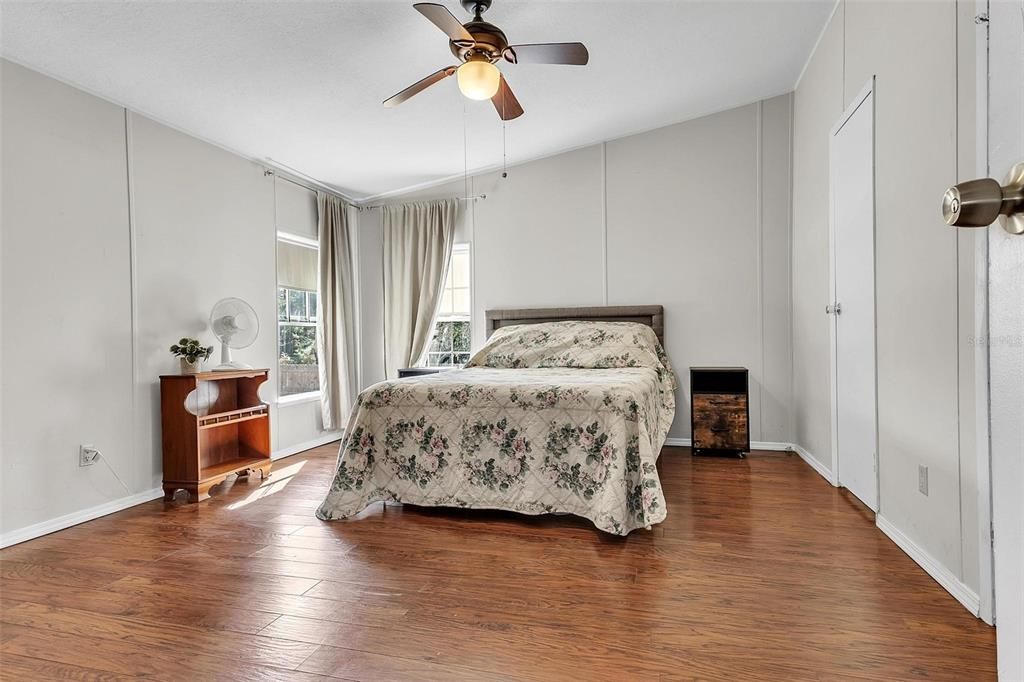 На продажу: $230,000 (4 спален, 2 ванн, 1782 Квадратных фут)