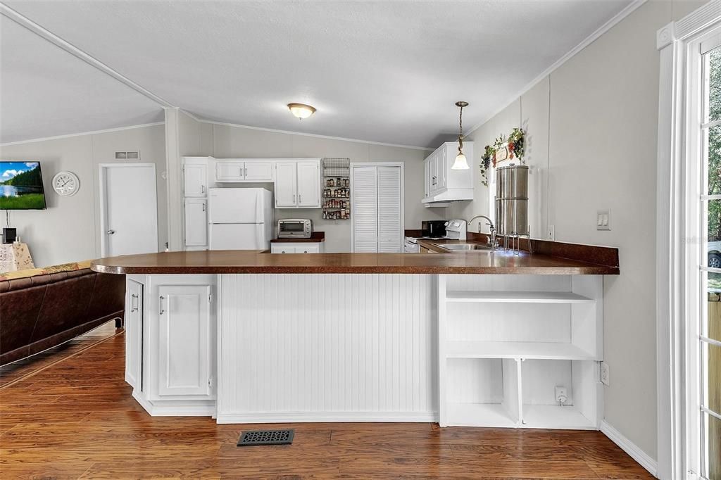 На продажу: $230,000 (4 спален, 2 ванн, 1782 Квадратных фут)