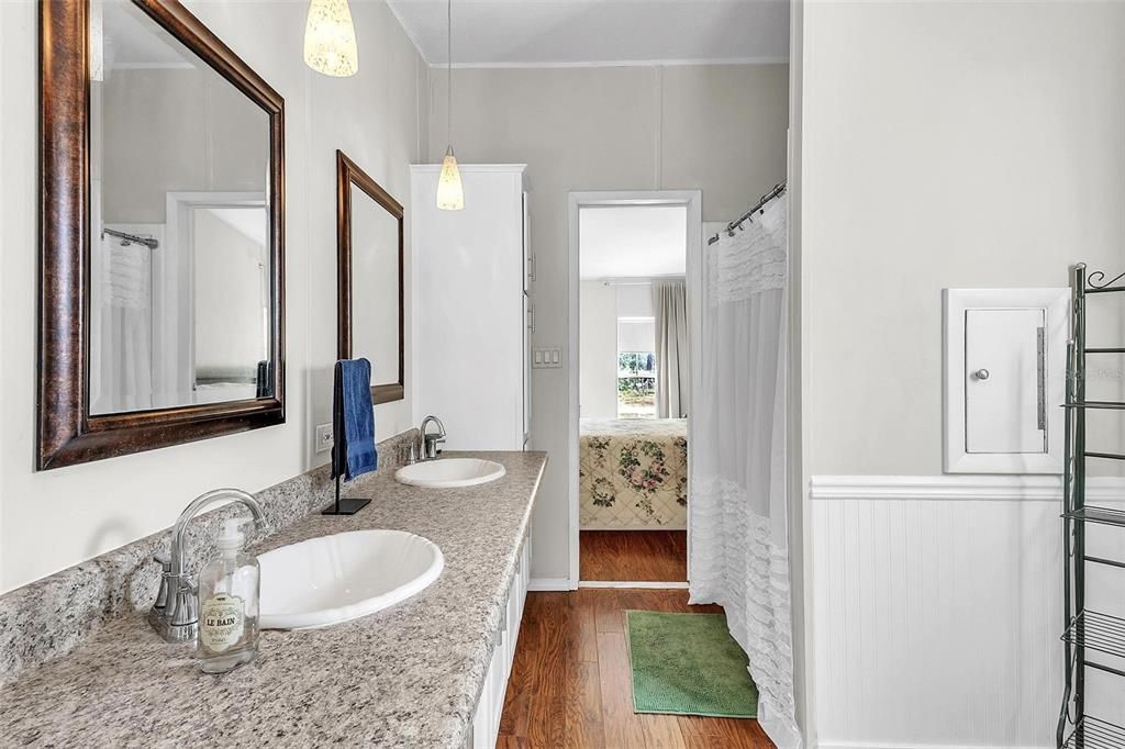 На продажу: $230,000 (4 спален, 2 ванн, 1782 Квадратных фут)