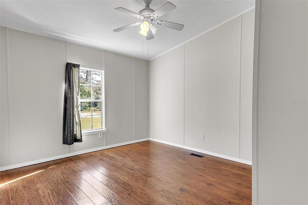 На продажу: $230,000 (4 спален, 2 ванн, 1782 Квадратных фут)