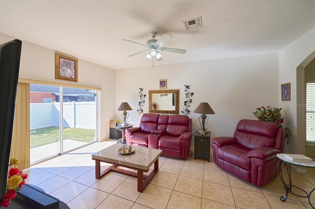 На продажу: $399,000 (4 спален, 2 ванн, 1955 Квадратных фут)