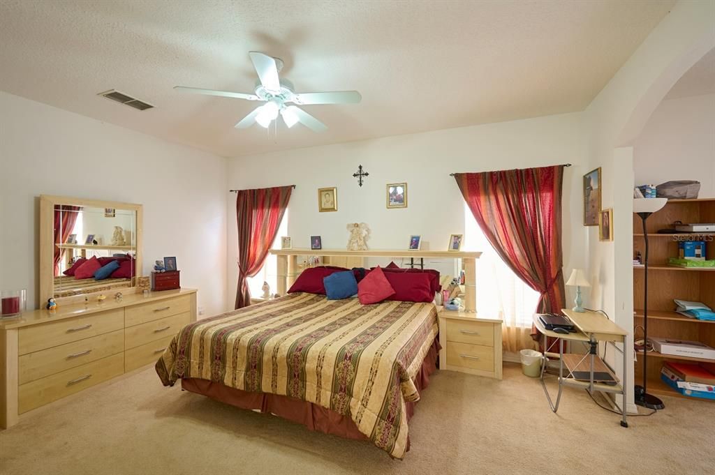 На продажу: $399,000 (4 спален, 2 ванн, 1955 Квадратных фут)